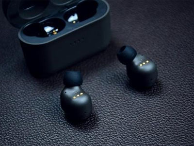 獨(dú)特的藍(lán)牙耳機(jī)設(shè)計(jì)讓您可以聆聽不同的聲音。